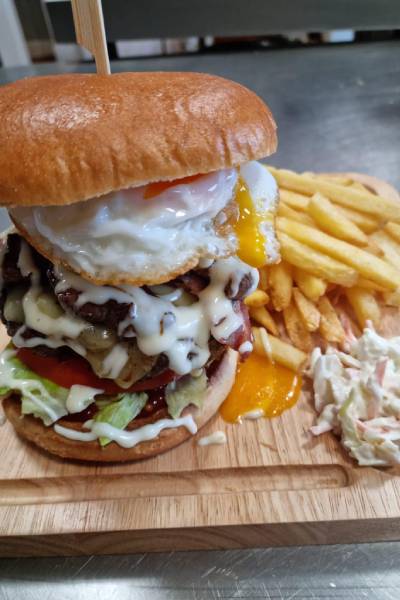 Juicy burger Mavi Restaurant Leven